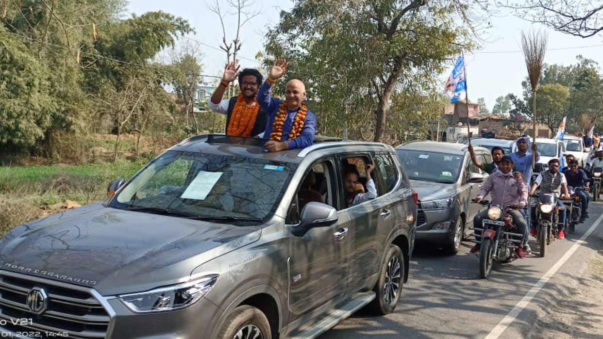 Showed strength by doing road show in Basti with Deputy Chief Minister of Delhi