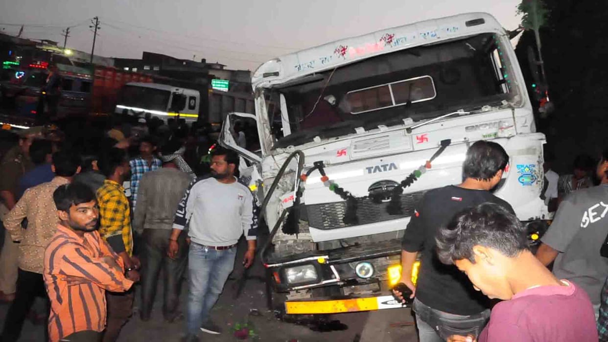 road accident in kanpur, one died and six people injured