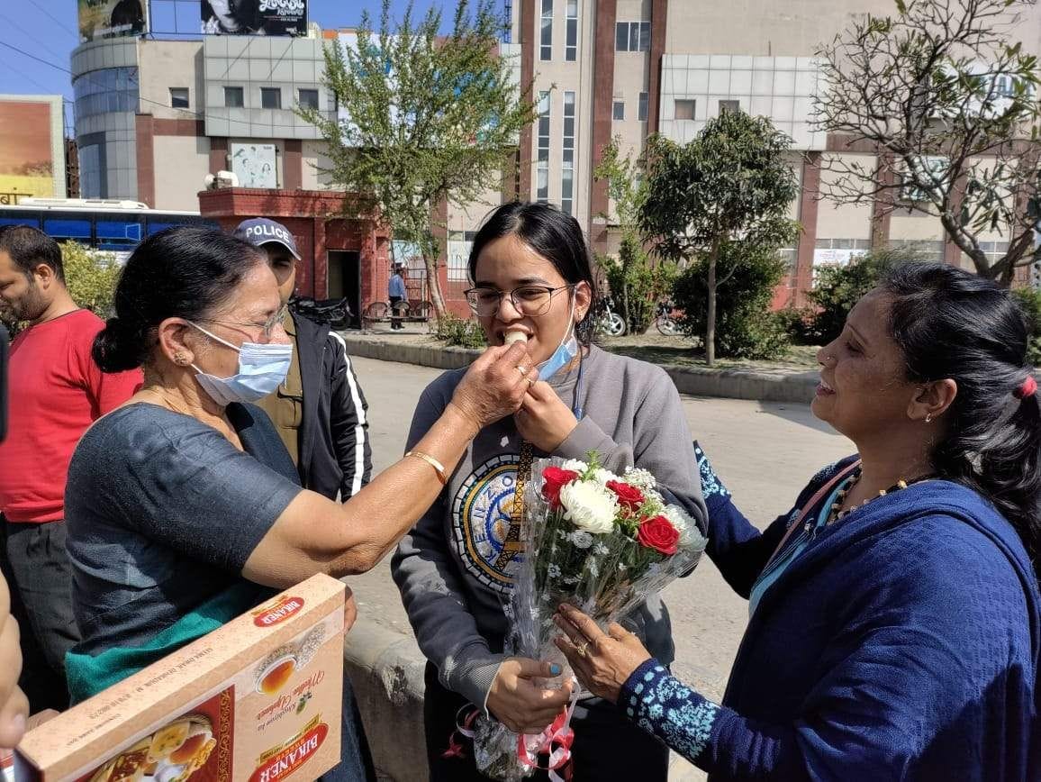 Ukraine episode, photo- Lipakshi Kunwar reached Dehradun from Ukraine, got emotional and met her parents