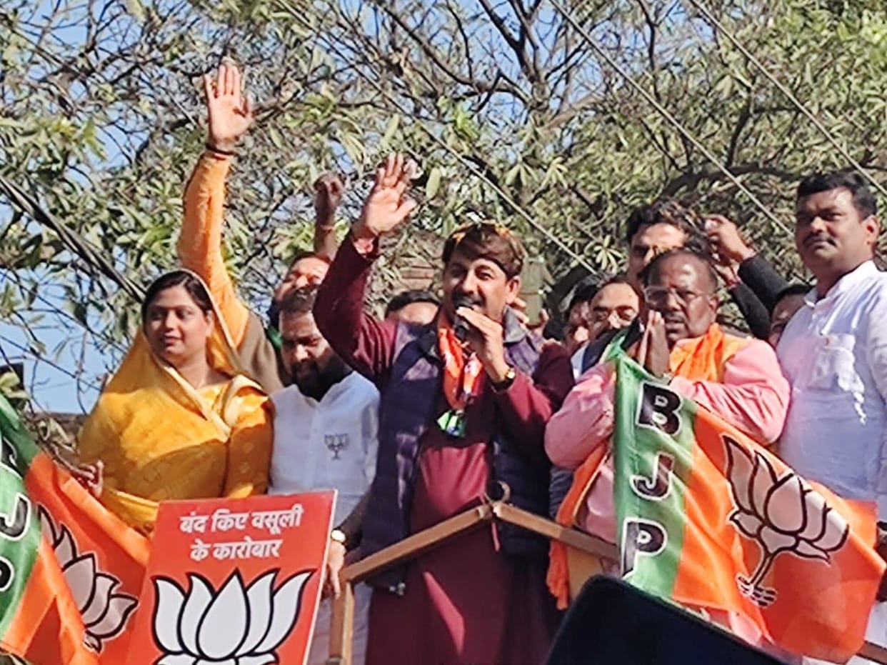 Manoj Tiwari left the road show midway
