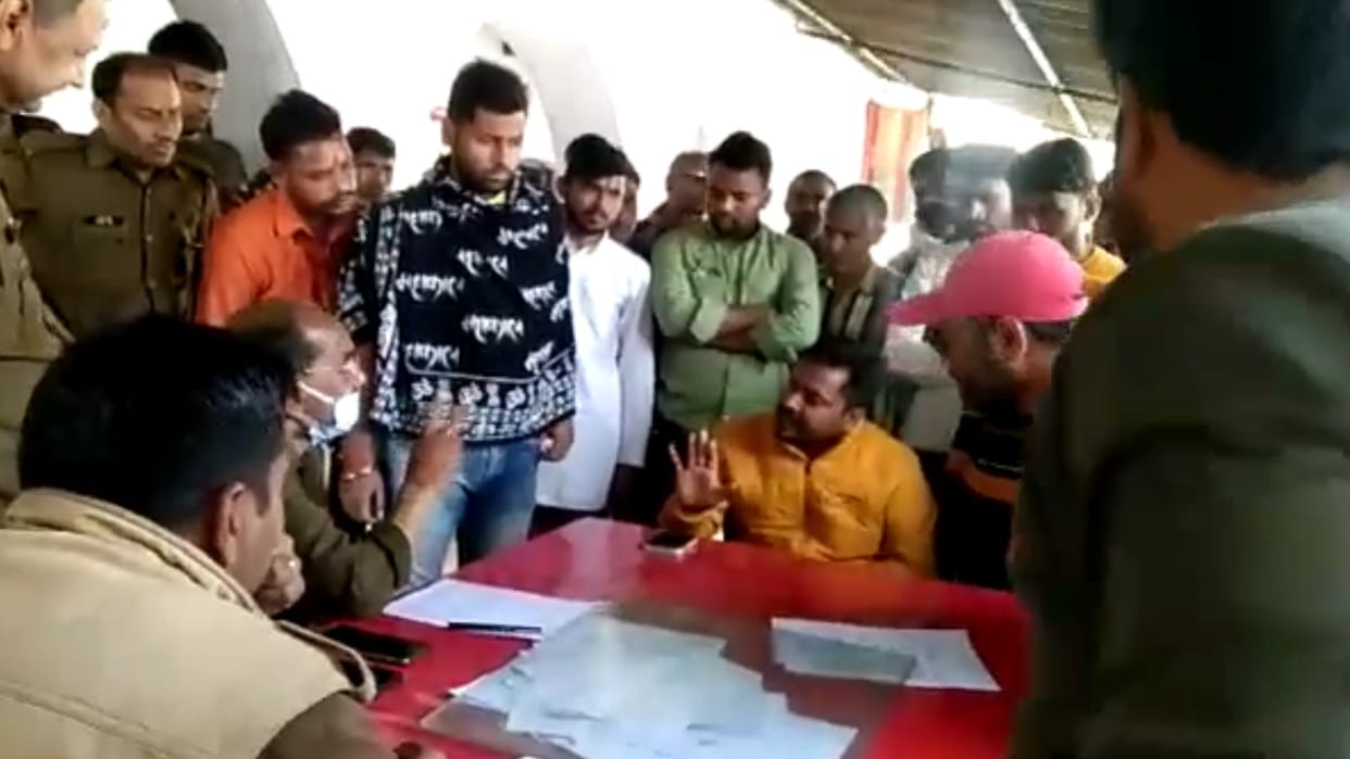Aligarh BJP youth wing leader threatens inspector let yogi government form all ego ego will go