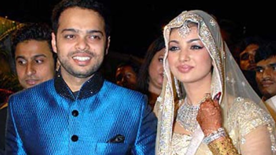 Ayesha Takia and husband Farhan Azmi molested at Goa airport and Officer made sexually assaulted