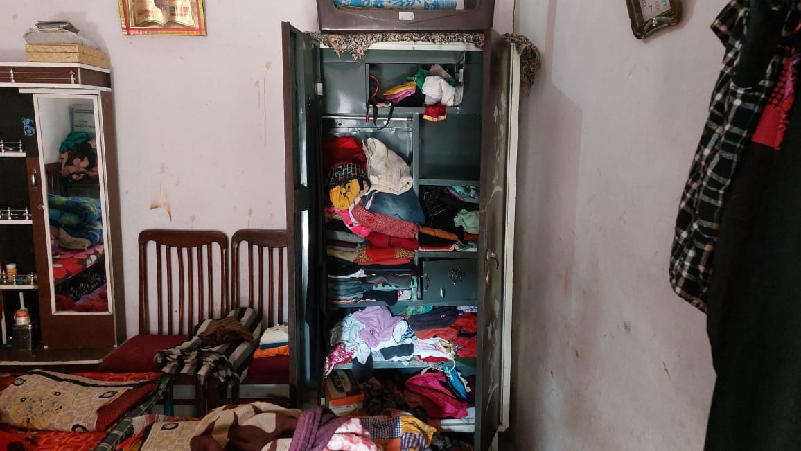 Robbery worth lakhs in the house of two cloth sellers