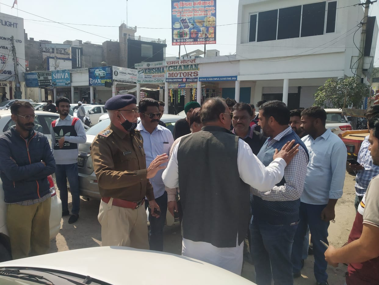 Police arrived to seize the car parked in no parking, the driver said no parking facility