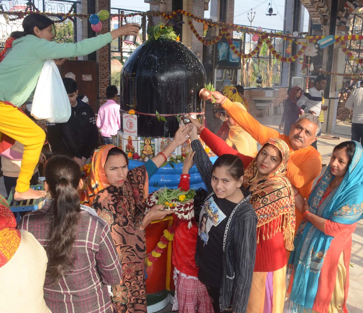 On Shivratri, a vow was made by performing Jalabhishek.