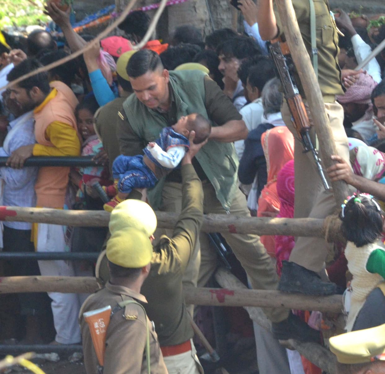 The condition of Shiv devotees trapped in the crowd deteriorated, the police had to reprimand with sticks