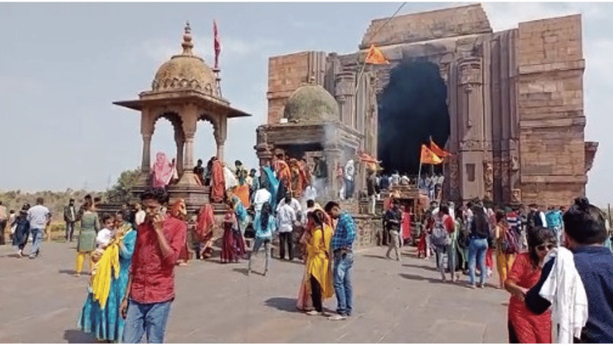 MP's Somnath: Devotees queue up in Bhojpur on Mahashivratri, country's largest Shivling decorated with flowers