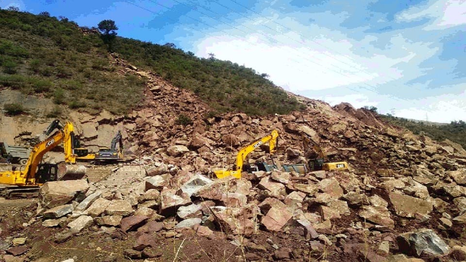 jammu srinagar highway closed mountain slip near samroli of chinani