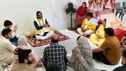 Indore: Om Namah Shivaya meditated among joint family, said - the mantra to control the mind is Namah Shivay