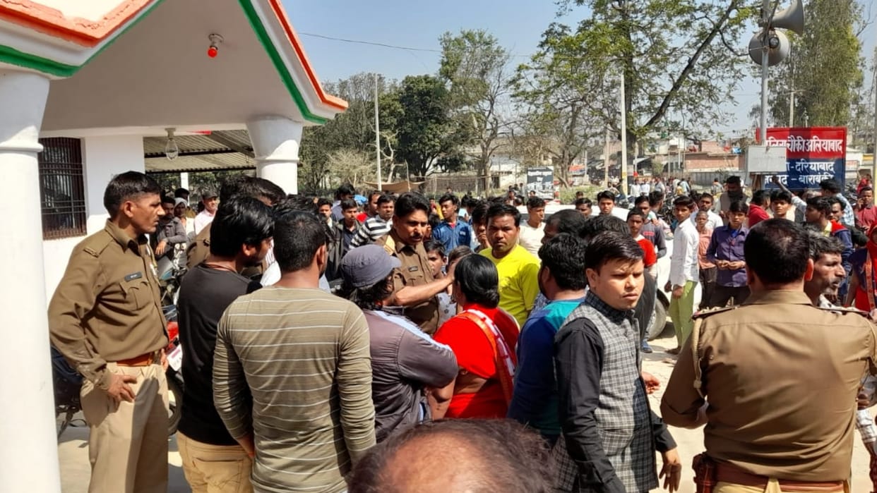 Pradhan attaks on a man in dariyabad kotwali in Barabanki.