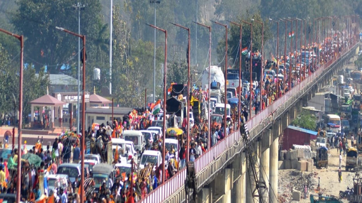 Najibabad-Haridwar highway jammed From Kanwaris Vehicles and kanwariyas were stuck for hours on both sides on Chandi bridge in haridwar