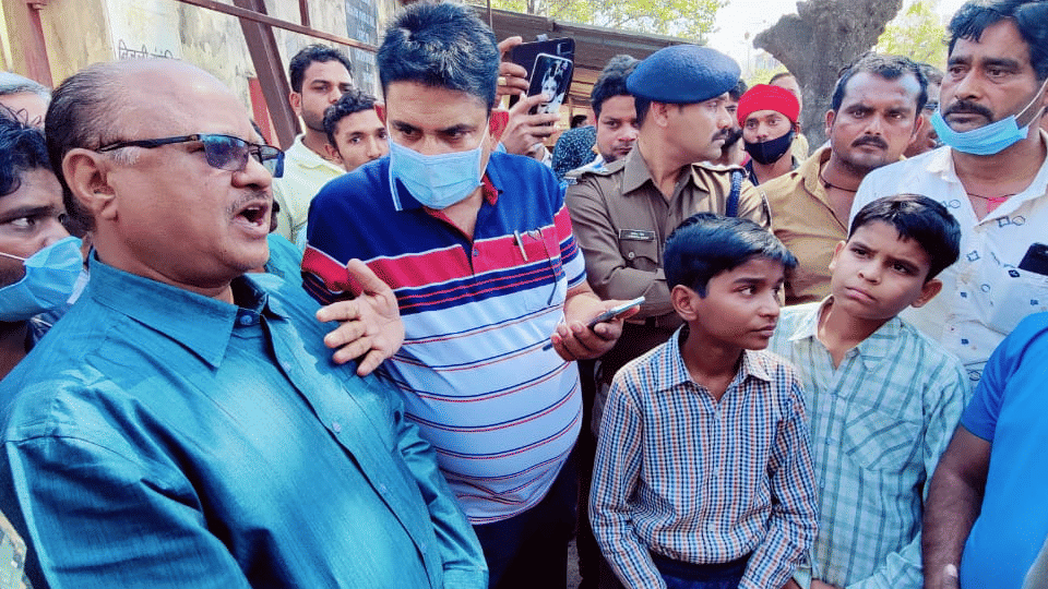 Chhatarpur: Death due to electrocution while talking on mobile in sub-station of electricity department