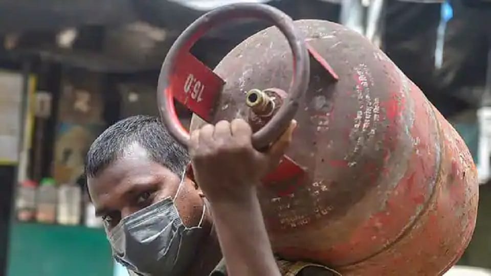 LPG Price Today Hiked by 105 Rupees New Rate Released From 1st March 2022
