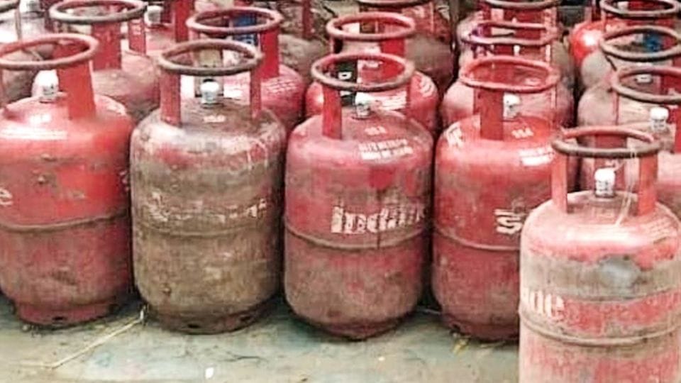 commercial LPG cylinders price hike before Holi in Agra