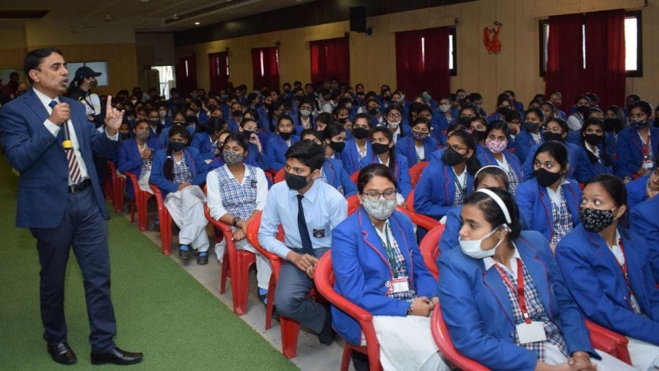 doctors made students aware about vaccination in Amar Ujala program in Agra