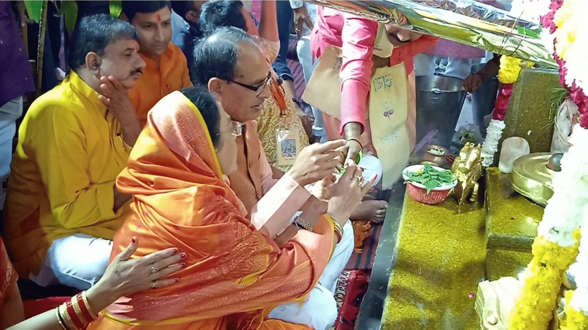 Mahashivratri festival: CM Shivraj worships in Badwale Mahadev temple, joins Lord Shiva's procession and pulls chariot