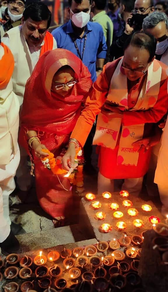 Madhya Pradesh: Ujjain lit up with the light of diyas, more than 11 lakh diyas lit on the banks of river Shipra, record recorded in Guinness Book