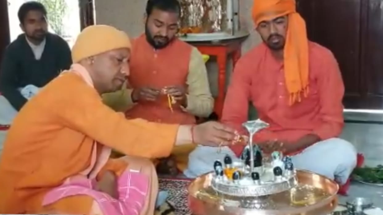CM Yogi Adityanath performed Rudrabhishek in Gorakhnath temple on MahaShivratri