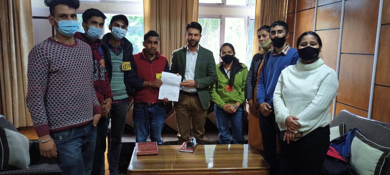 abvp unit rampur college submit demand letter to chairman of himcofed kol singh negi