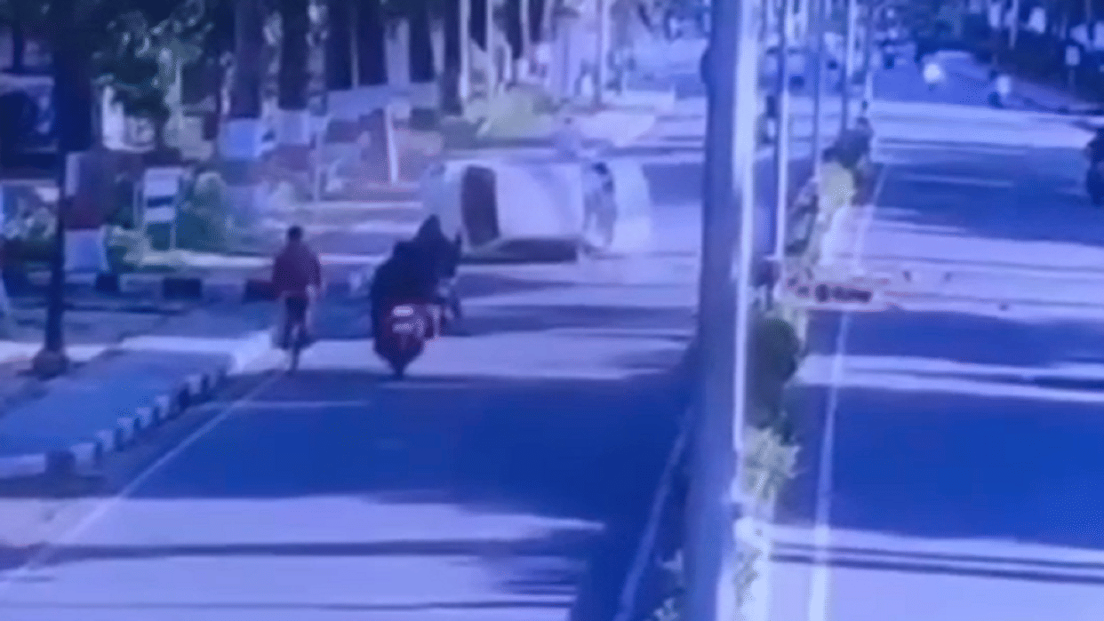 aligarh car overturned in amu campus injured admitted to medical collage