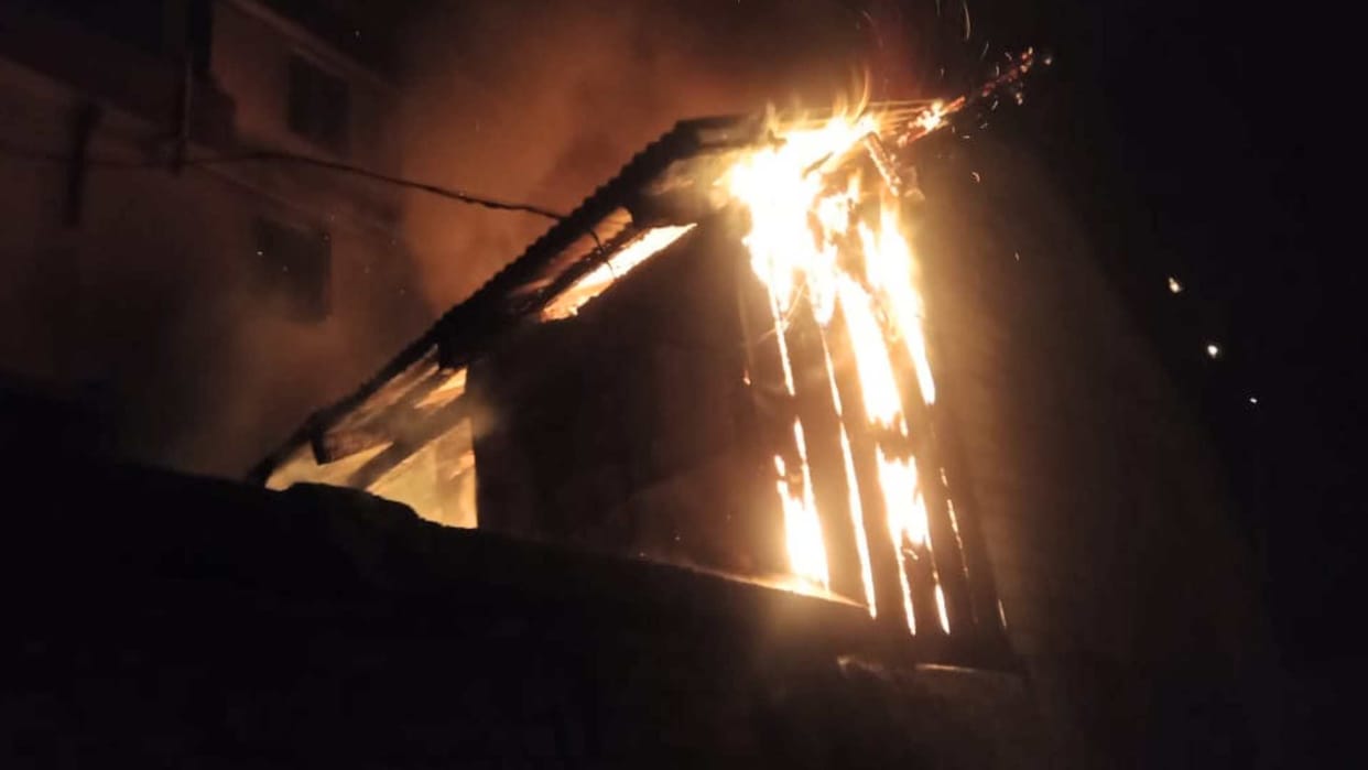fire in chamba:  Store burnt to ashes, temple also caught fire, loss of lakhs of rupees