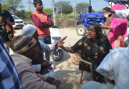 भैरवी में ग्रामीणों और सुपरवाइजर एसो. की प्रधान के बीच हुई नोक-झोक का दृश्य।