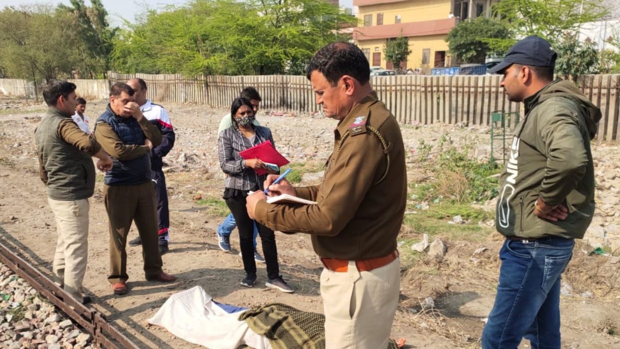 Woman commits suicide by jumping in front of train in Rohtak of Haryana