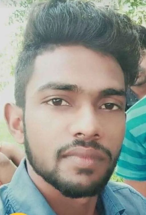 fathepur news,Bike rider tree collided with tire kept on road, death