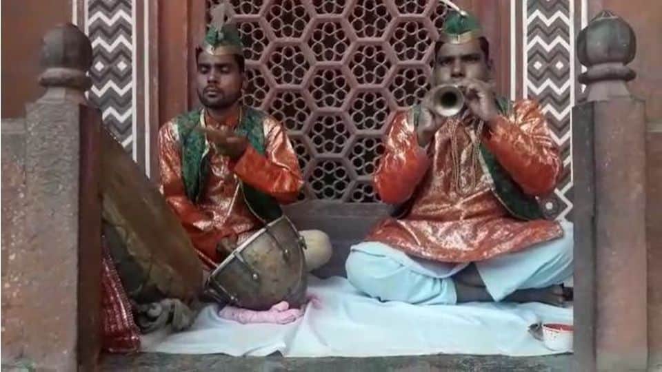 Taj Mahal Hindustani Satrangi Chadar Offers At Taj Mahal On Last Day Of Shahjahan Urs in Agra