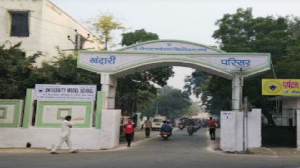 Stone pelting at VIP residences in Khandari campus of the university in Agra