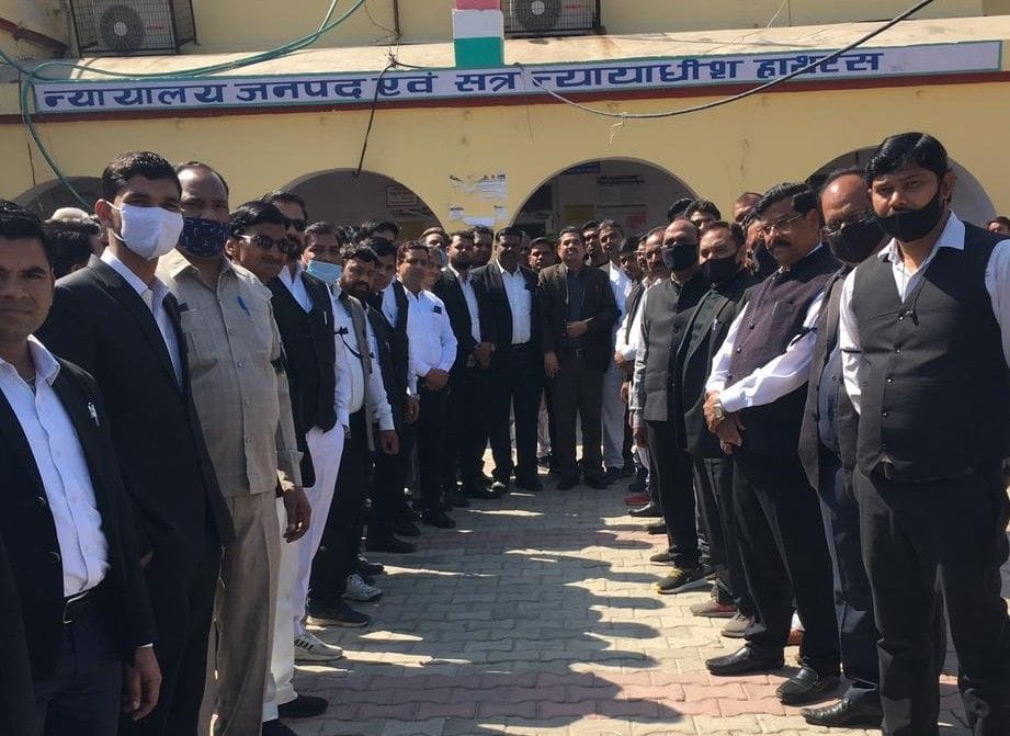 Hathras: Advocates demonstrated by tying a black band
