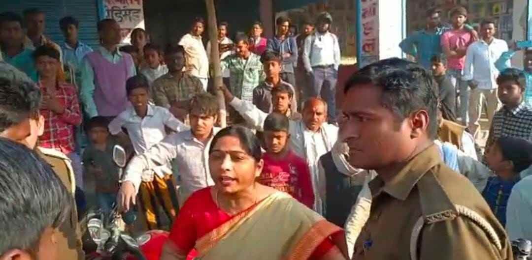 BJP-SP workers ran into bricks and stones, ten injured