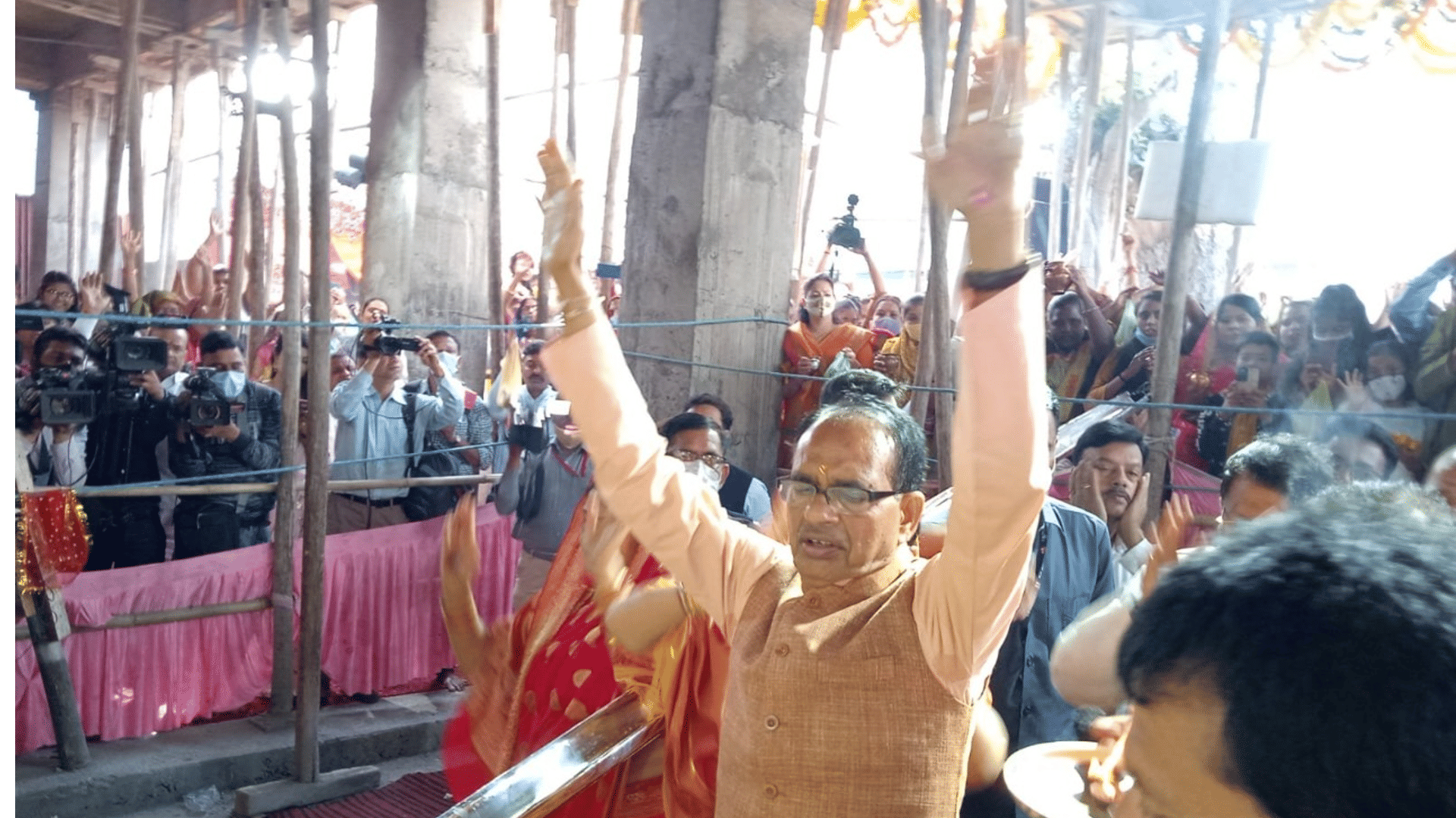 Mahashivratri festival: CM Shivraj worships in Badwale Mahadev temple, joins Lord Shiva's procession and pulls chariot