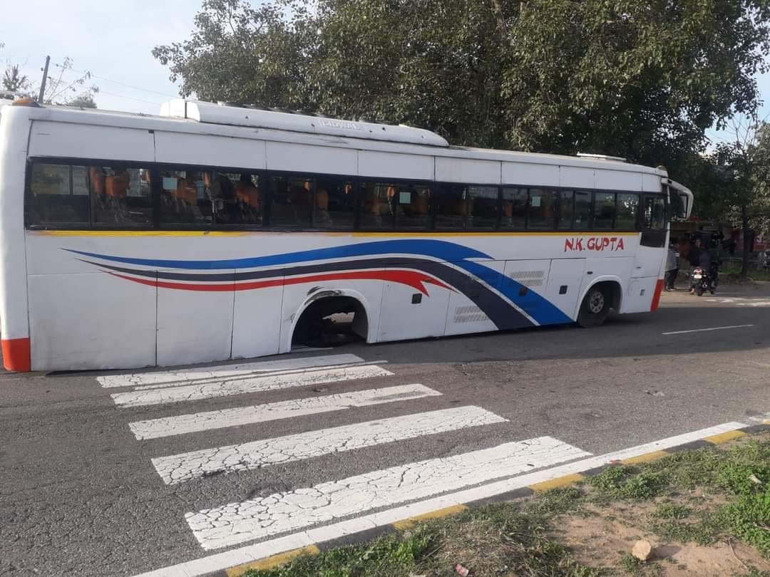 Wheel of bus going from Kathua to Jammu opened, passerby injured