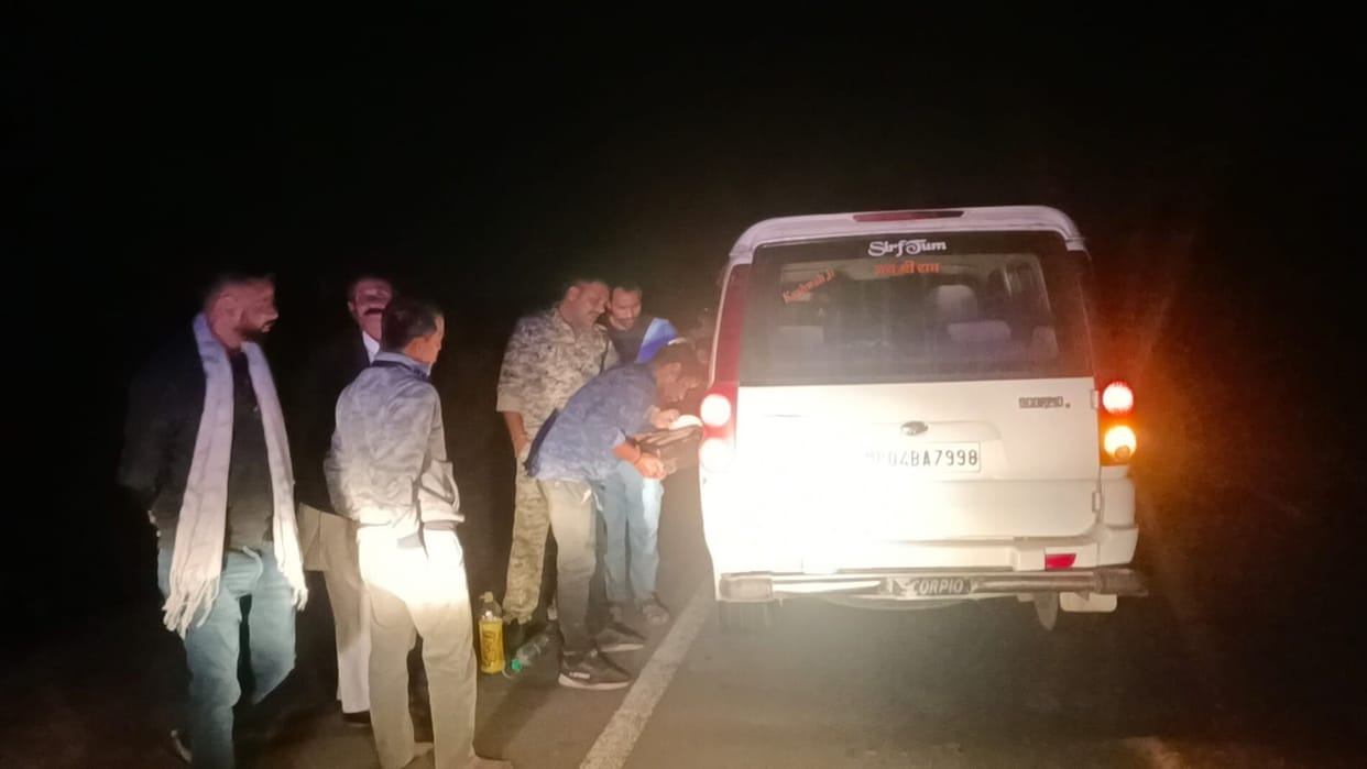 Dial 100 became helpful: The team reached at 2:30 pm to help the family returning from Kundalpur, got the vehicle repaired and sent to Sironj