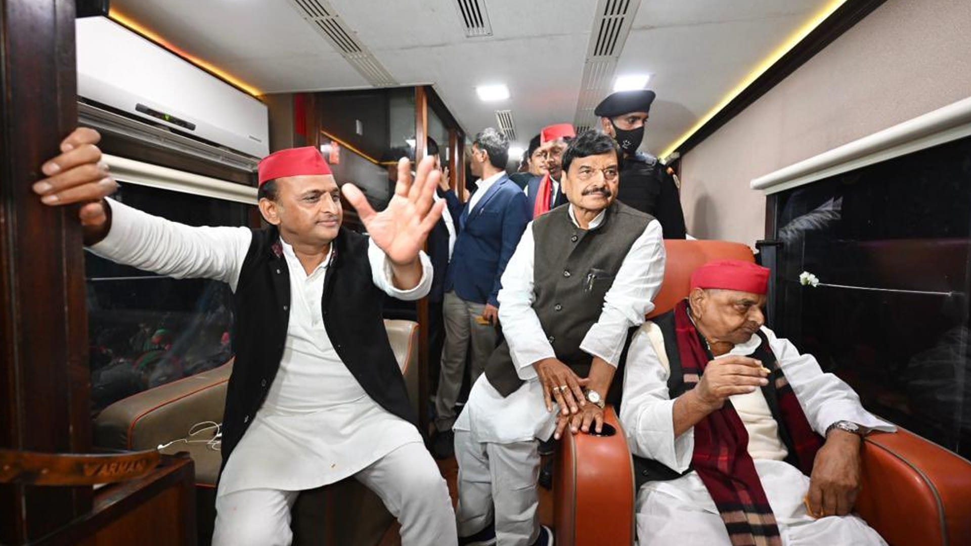 पिता मुलायम सिंह यादव और चाचा शिवपाल सिंह यादव के साथ अखिलेश यादव