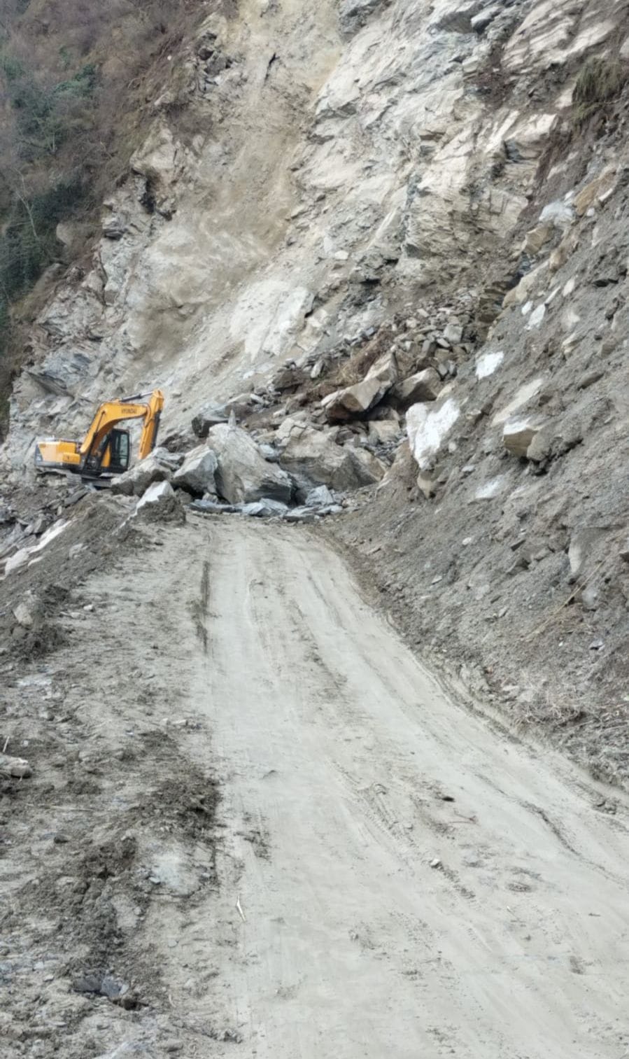 Chamba-Teesa road closed again for 11 hours due to landslide
