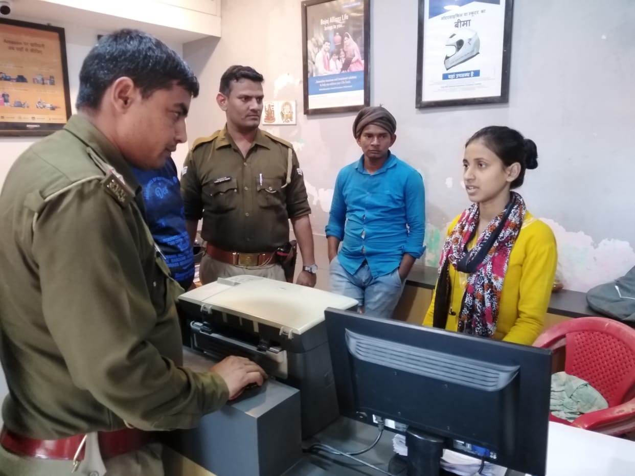 Daylight robbery of 2.5 lakh rupees from customer service center