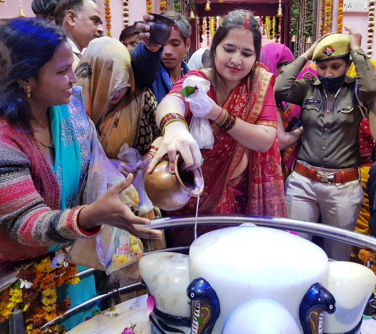 The roads became saffron, bombs everywhere, queues started in the temples since morning