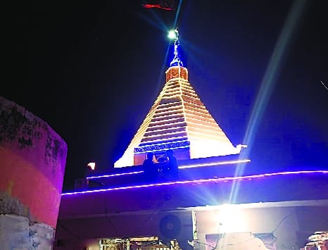 Mahashivratri today, pagoda decorated with flower fringes