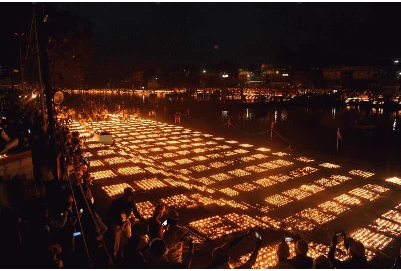 Madhya Pradesh: Ujjain lit up with the light of diyas, more than 11 lakh diyas lit on the banks of river Shipra, record recorded in Guinness Book