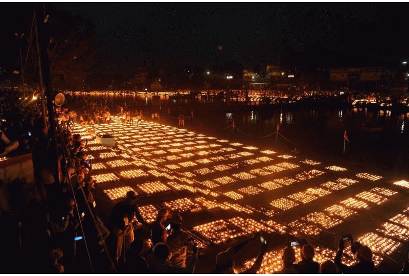 Madhya Pradesh: Ujjain lit up with the light of diyas, more than 11 lakh diyas lit on the banks of river Shipra, record recorded in Guinness Book