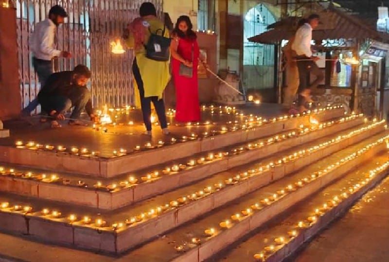 Madhya Pradesh: Ujjain lit up with the light of diyas, more than 11 lakh diyas lit on the banks of river Shipra, record recorded in Guinness Book
