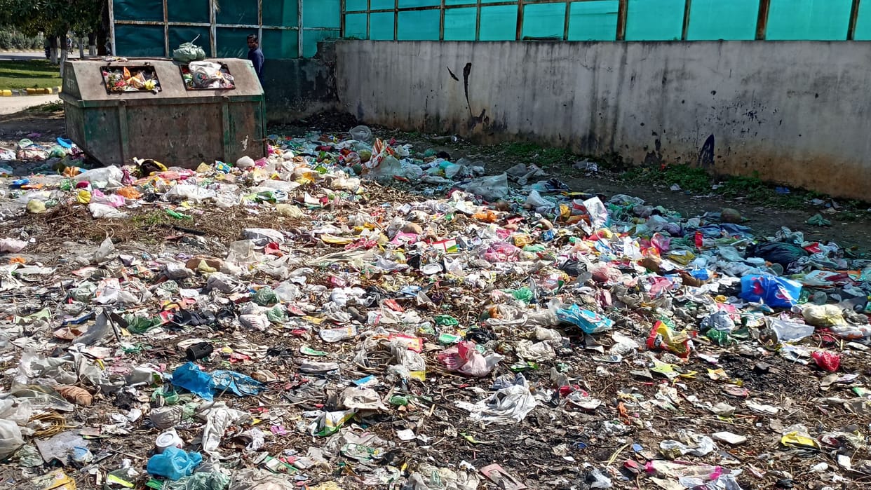 Officers suggest you to make garbage before road survey