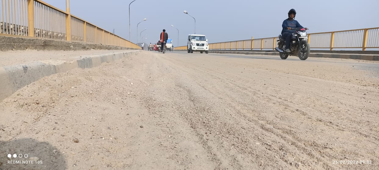 Sand on both sides of Hameed Setu, fear of accident