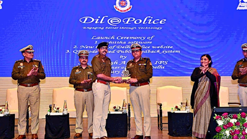 delhi police commissioner rakesh asthana launched anubhuti q code based feedback system