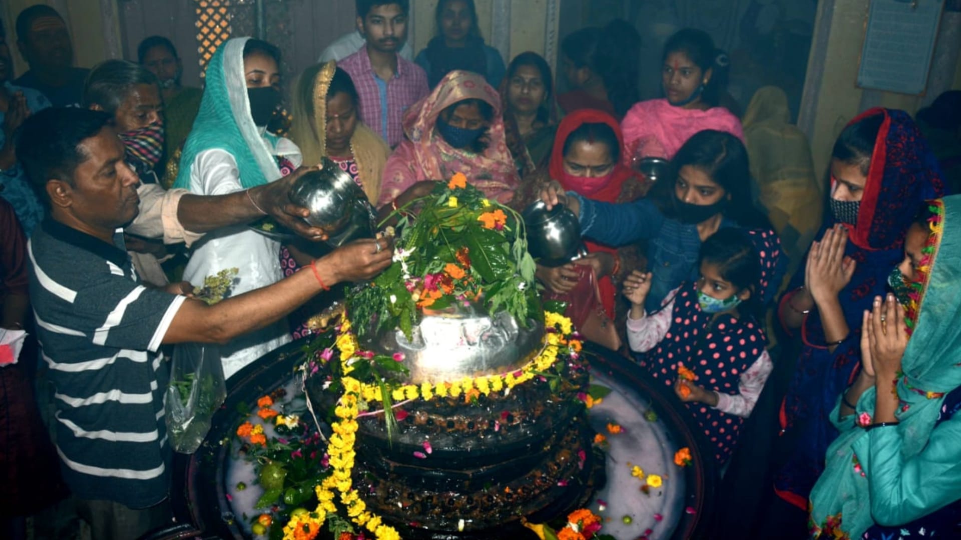 Priyanka Gandhi vadra offers prayer to lord shiva on mahashivratri.