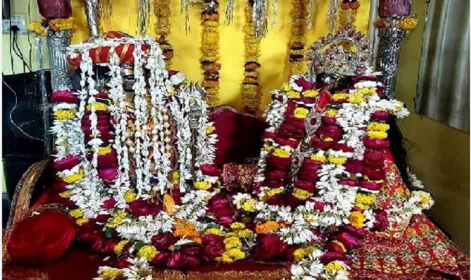 On Mahashivratri the bridegroom was made by tying the sehra of Baba Vishwanath.