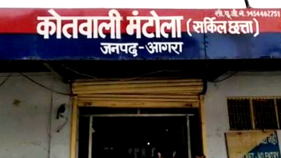 shopkeepers tore home guards uniform for stopping e-rickshaw in Agra
