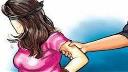 Bareilly: किशोर ने पहचान छिपाकर छात्रा को फुसलाया, खेत में ले जाकर करने लगा शर्मनाक करतूत, ग्रामीणों ने पीटा mob beat up the accused of molestation in Bareilly